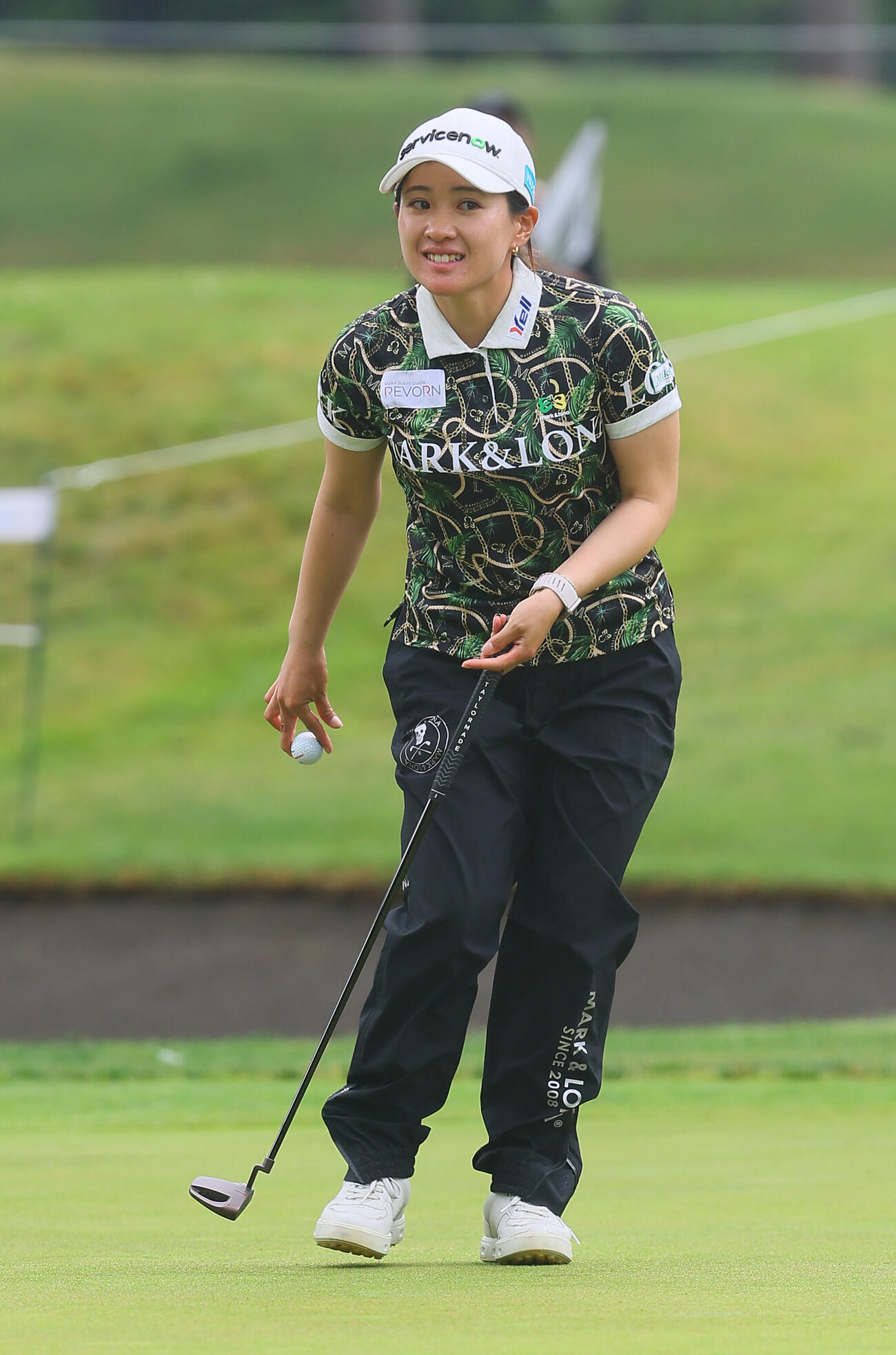 14番、バーディーを決め永井花奈（撮影・水谷安孝）
