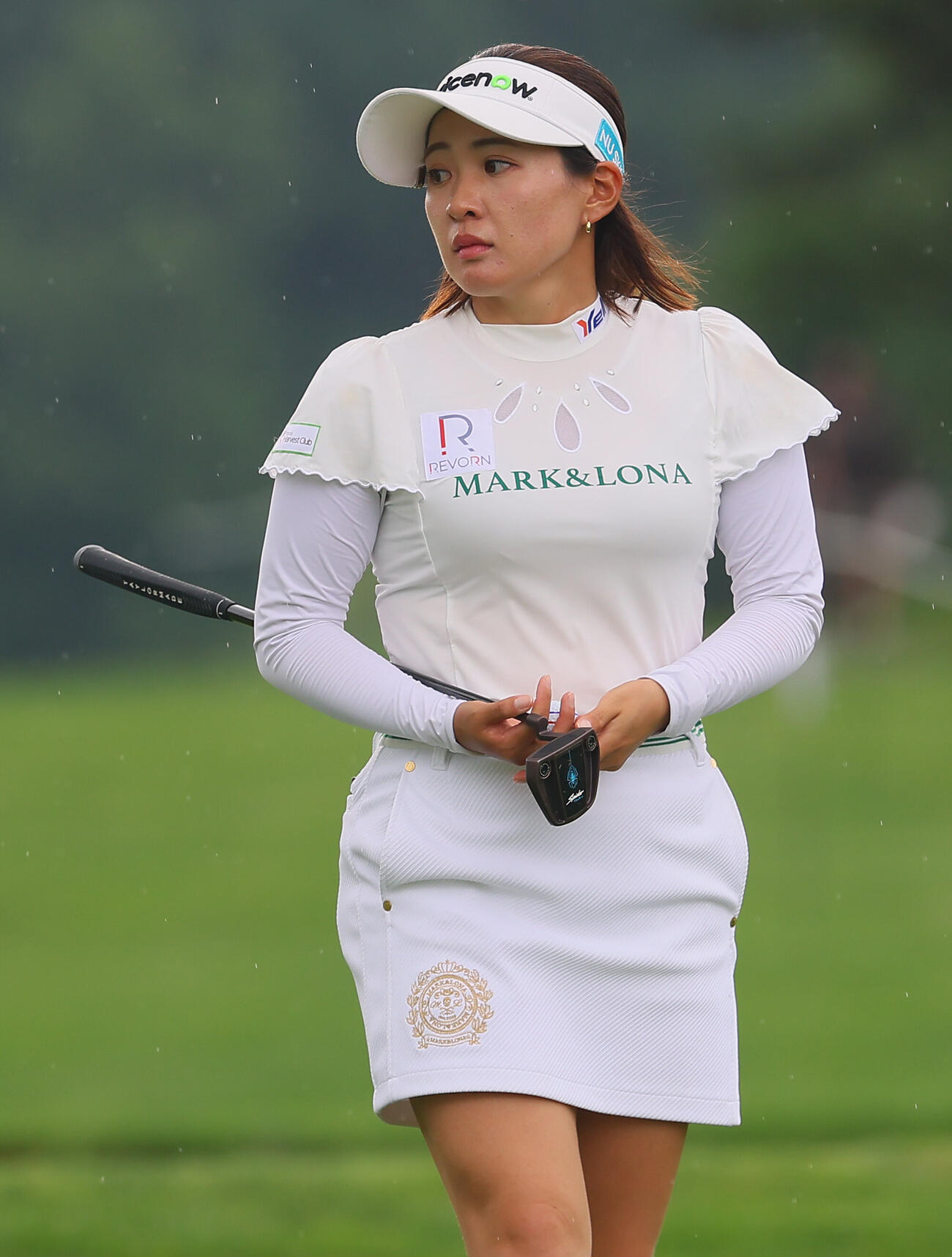 2番、パットの順番を待つ永井花奈（撮影・水谷安孝）