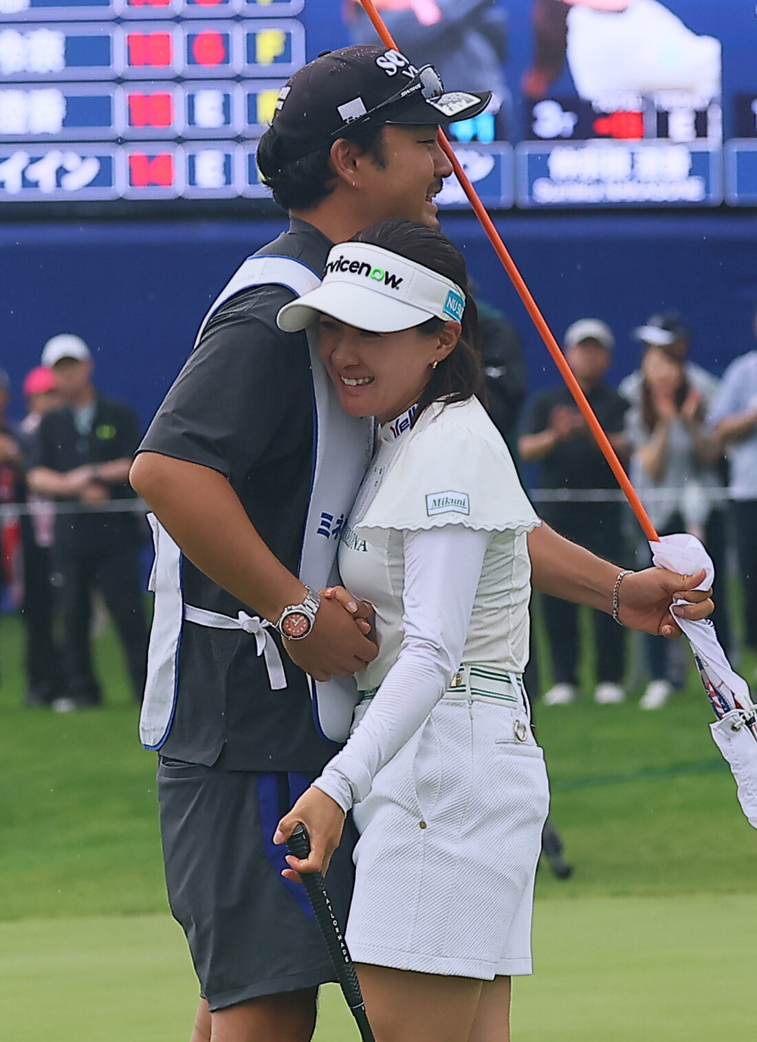 18番、9年ぶり2度目の優勝を決めキャディーと抱き合う永井花奈（撮影・水谷安孝）