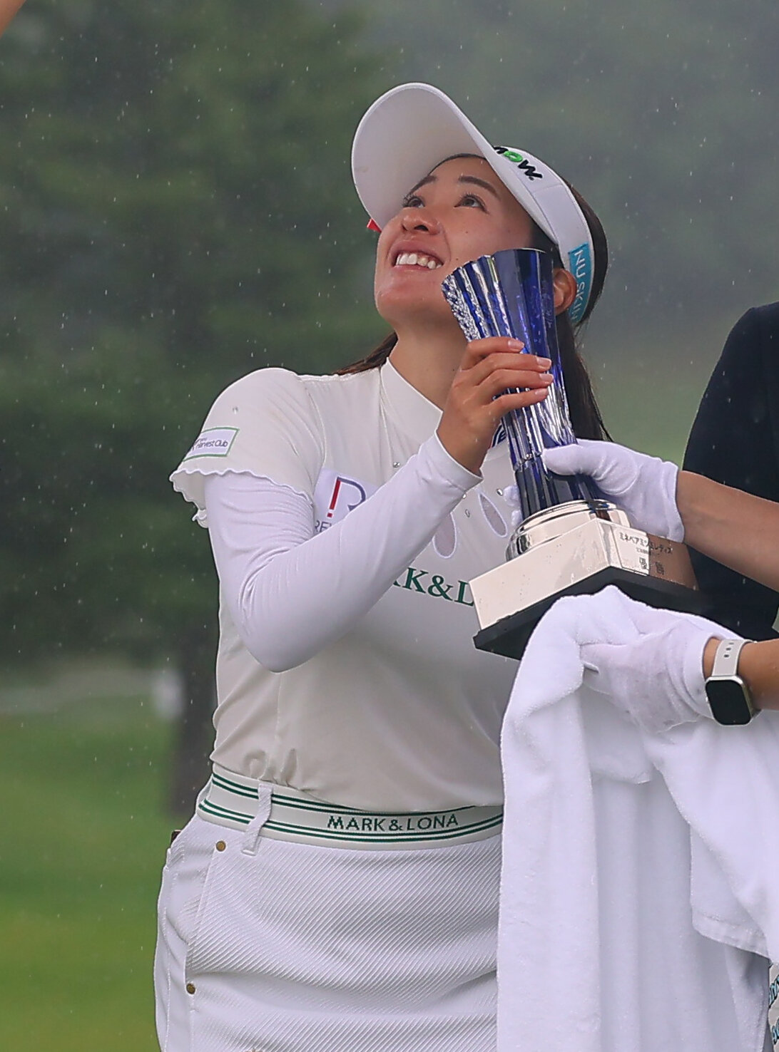 9年ぶり2度目の優勝を決めトロフィーを手に空を見上げる永井花奈（撮影・水谷安孝）