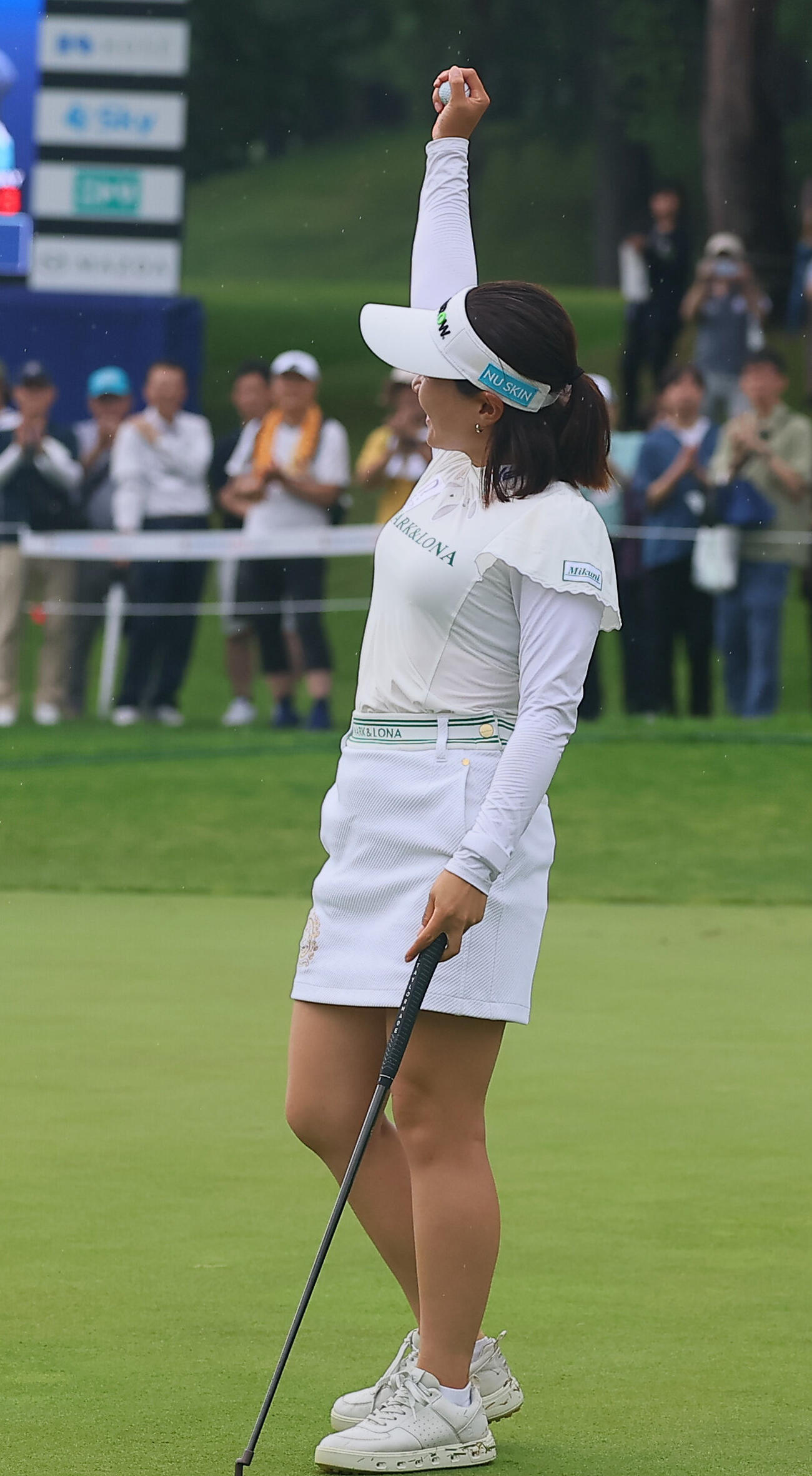 18番、9年ぶり2度目の優勝を決めガッツポーズする永井花奈（撮影・水谷安孝）