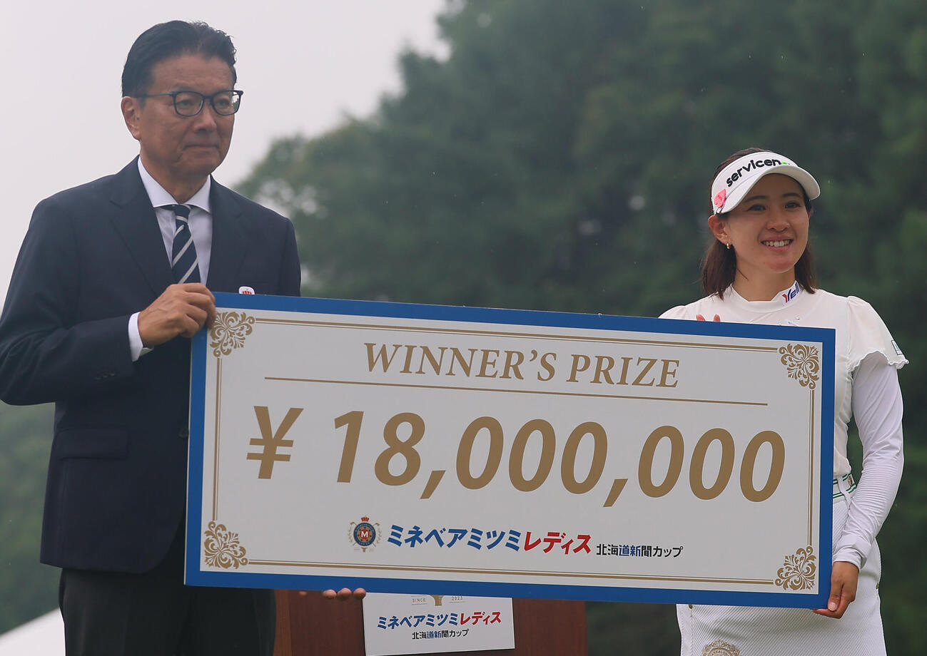 9年ぶり2度目の優勝を決めた賞金のパネルを受け取る永井花奈（撮影・水谷安孝）