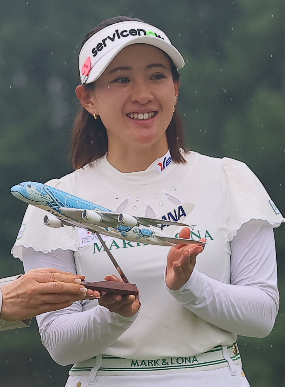 9年ぶり2度目の優勝を決めた飛行機の模型を受け取る永井花奈（撮影・水谷安孝）