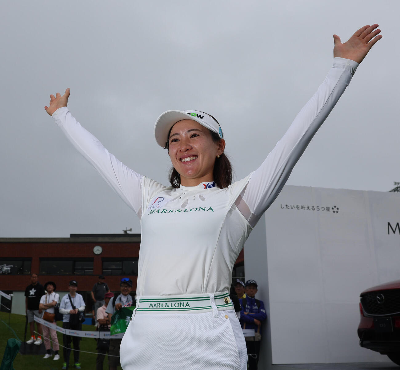 9年ぶり2度目の優勝を決め万歳する永井花奈（撮影・水谷安孝）