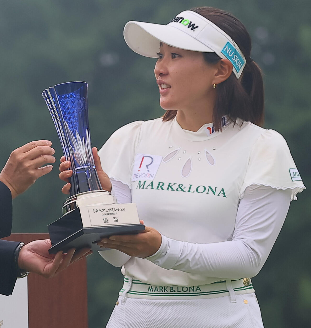 9年ぶり2度目の優勝を決めたトロフィーを受け取る永井花奈（撮影・水谷安孝）