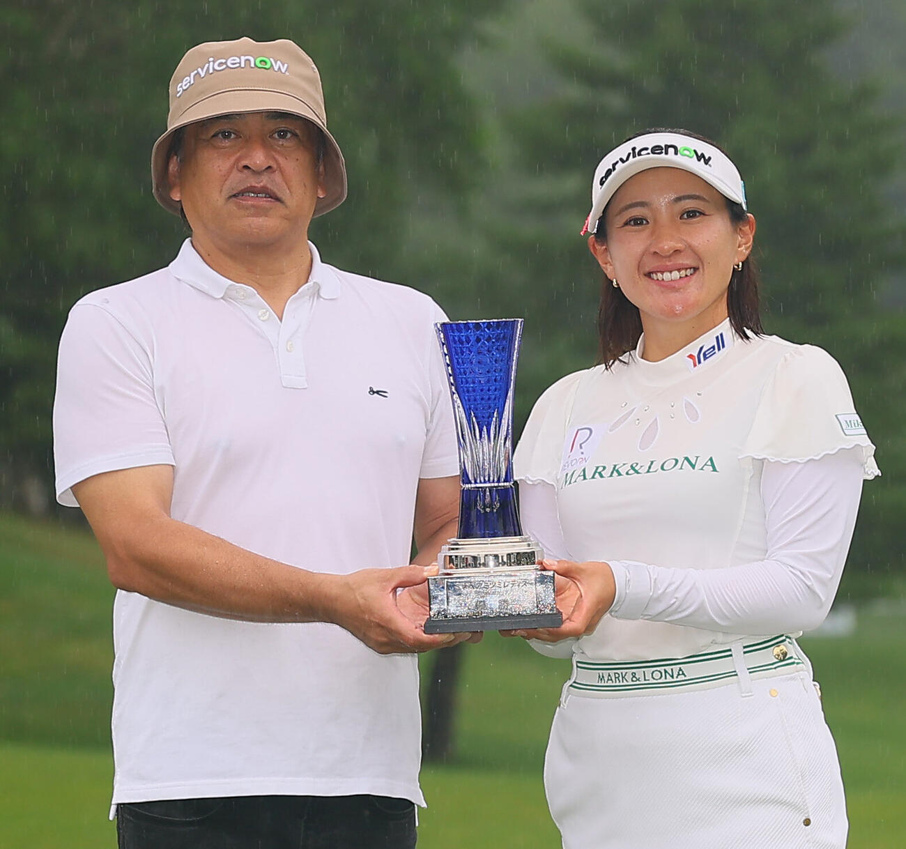 9年ぶり2度目の優勝を決めトロフィーを手に永井花奈（右）は父の利明さん笑顔（撮影・水谷安孝）