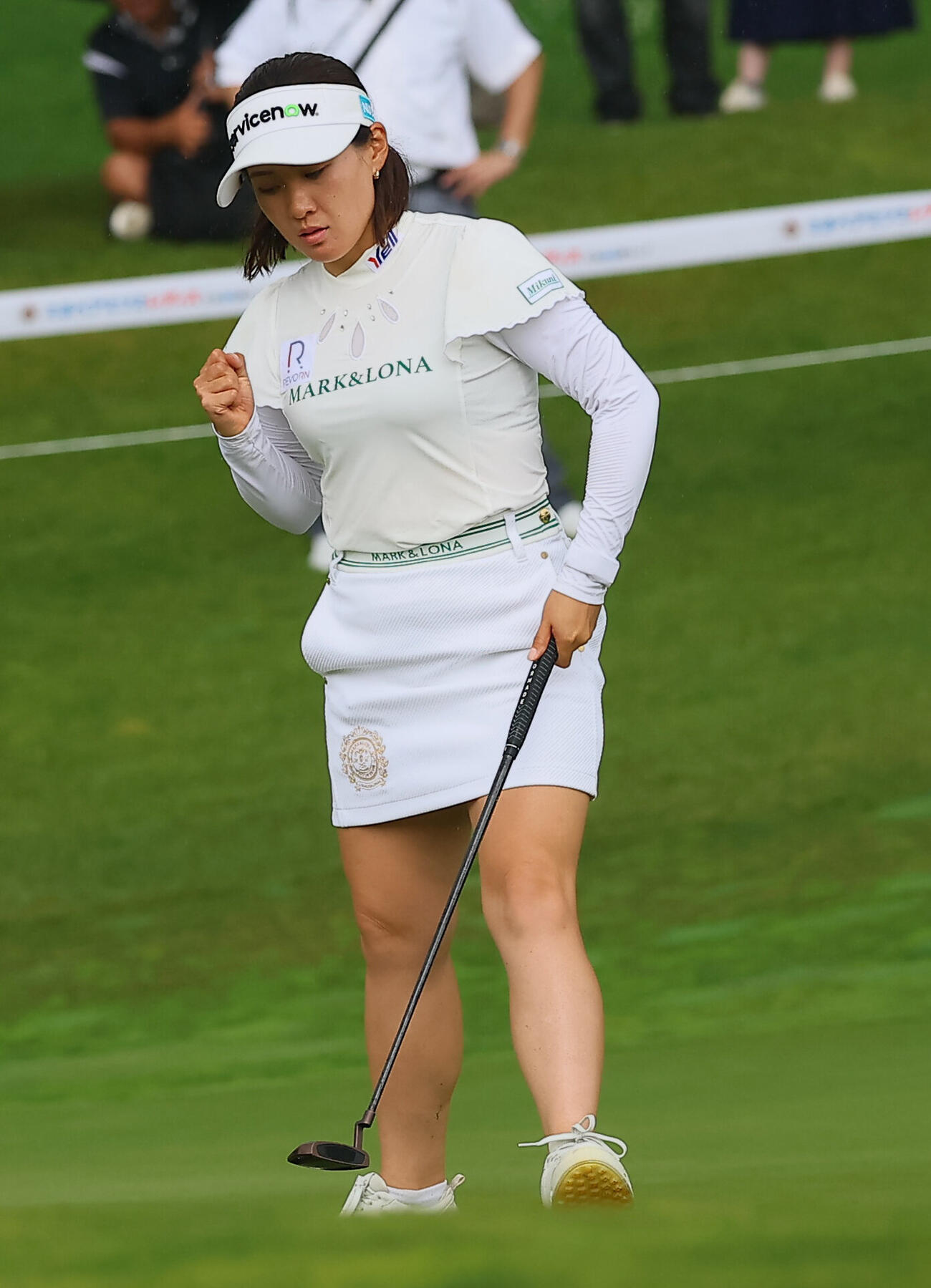 15番、バーディーを決めガッツポーズする永井花奈（撮影・水谷安孝）