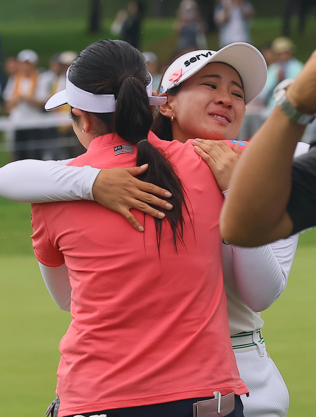 18番、9年ぶり2度目の優勝を決め涙を流す永井花奈は仲宗根澄香とハグ（撮影・水谷安孝）