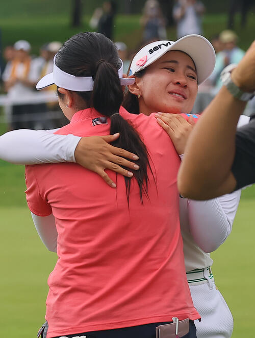 18番、9年ぶり2度目の優勝を決め涙を流す永井花奈は仲宗根澄香とハグ(撮影・水谷安孝)