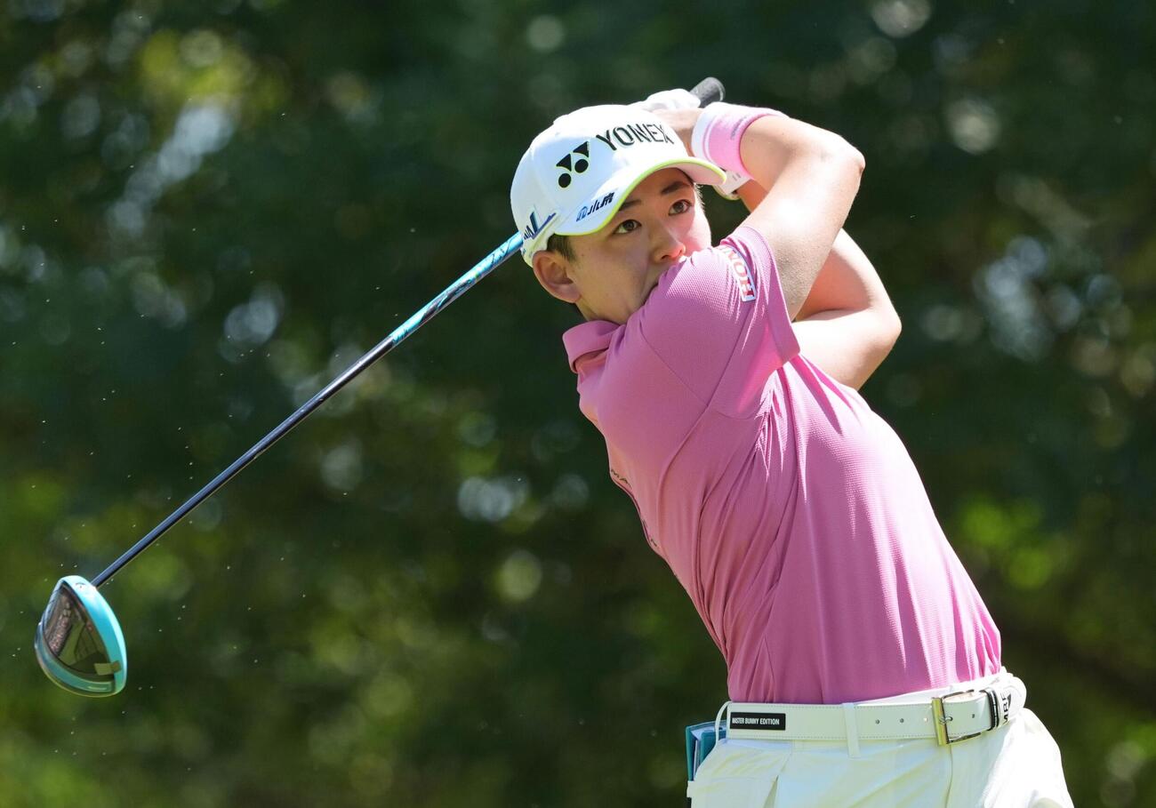 最終ラウンド、7番でティーショットを放つ岩井明愛。通算18アンダーで3位＝エビアン・リゾートGC（共同）