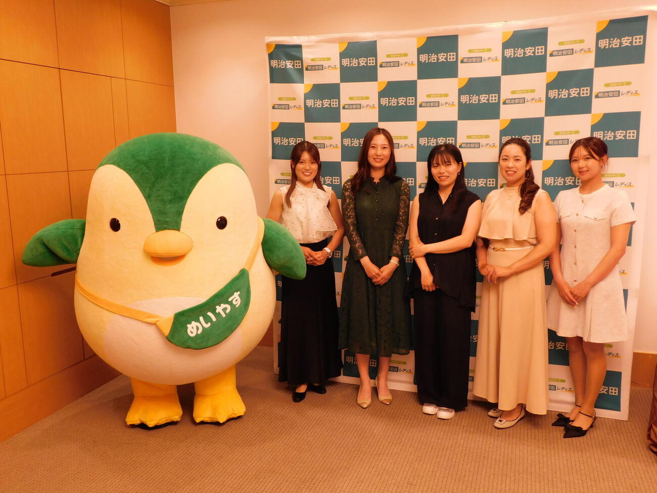「明治安田レディス」前夜祭に登場した明治安田所属5選手。マスコットの左から小倉彩愛、鶴岡果恋、勝みなみ、天本ハルカ、伊藤愛華