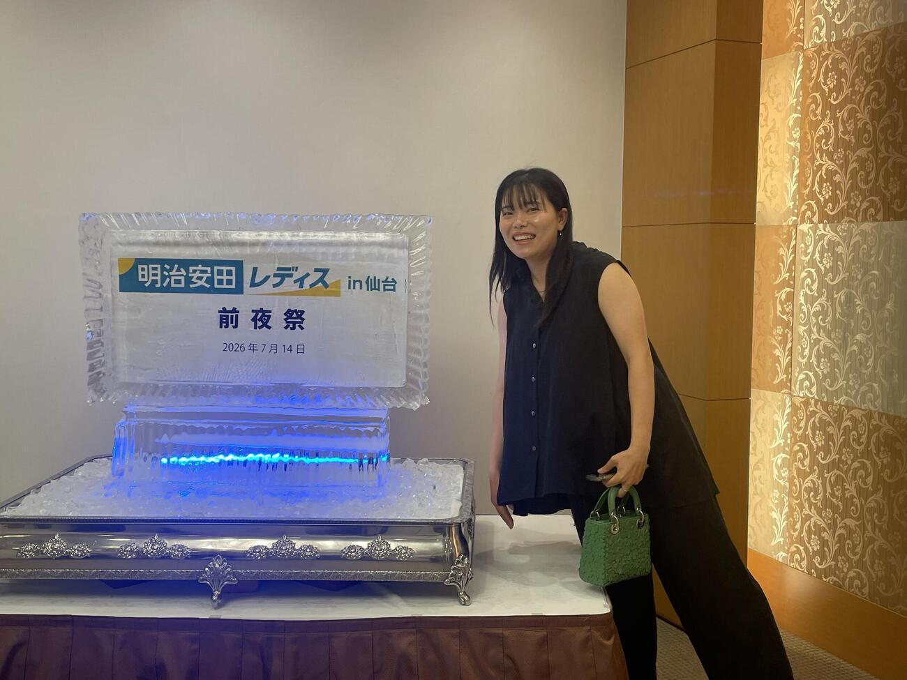 「明治安田レディス」前夜祭、氷のオブジェを見て笑顔の明治安田所属・勝みなみ