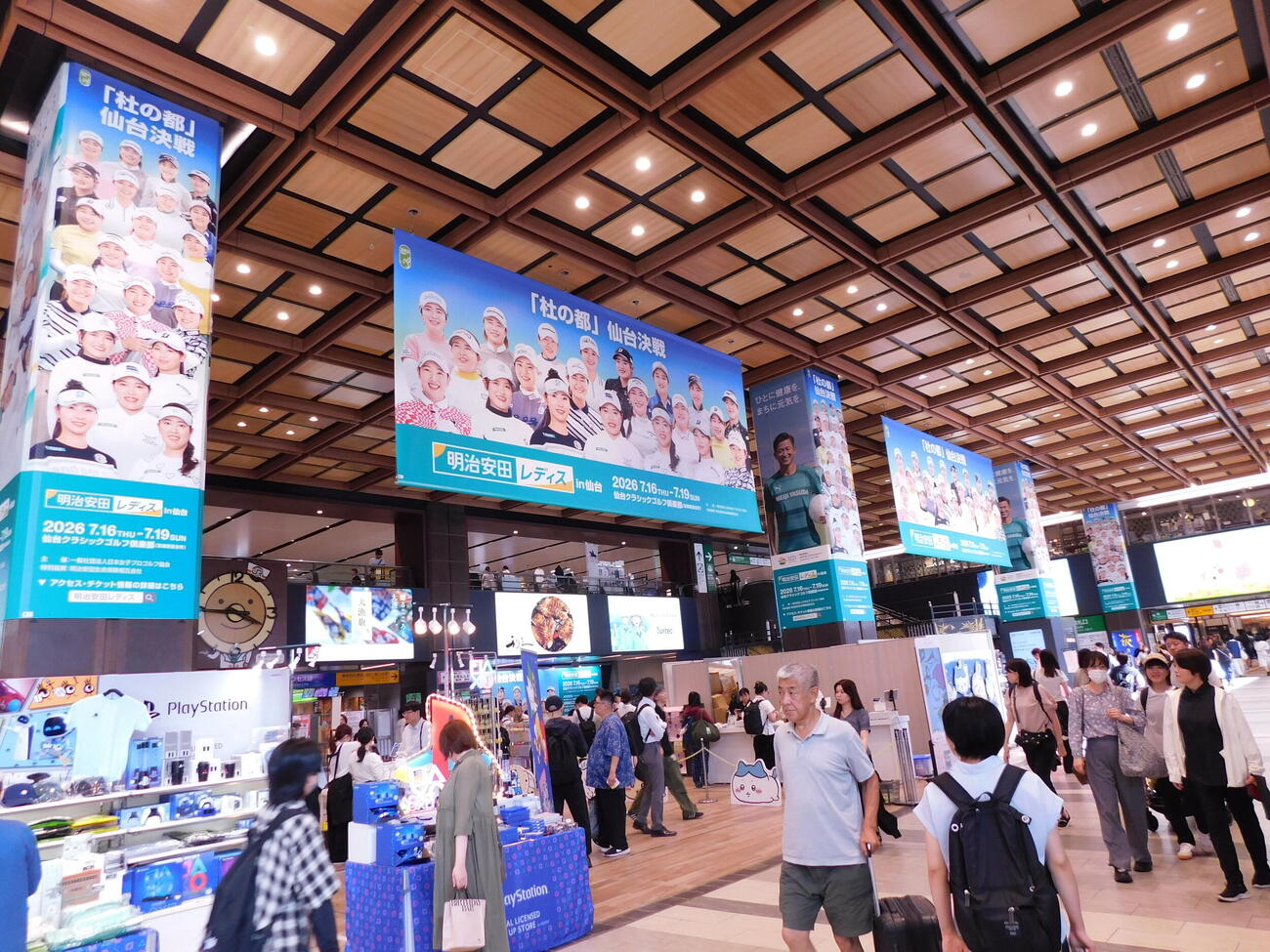JR仙台駅は「明治安田レディス」開催ボードで埋め尽くされた