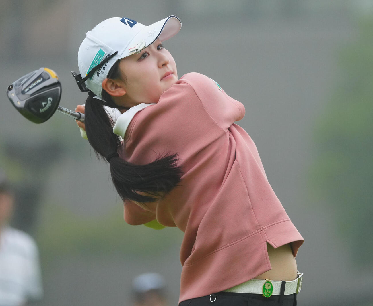 10番、ティーショットを放つ福田美来（撮影・垰建太）