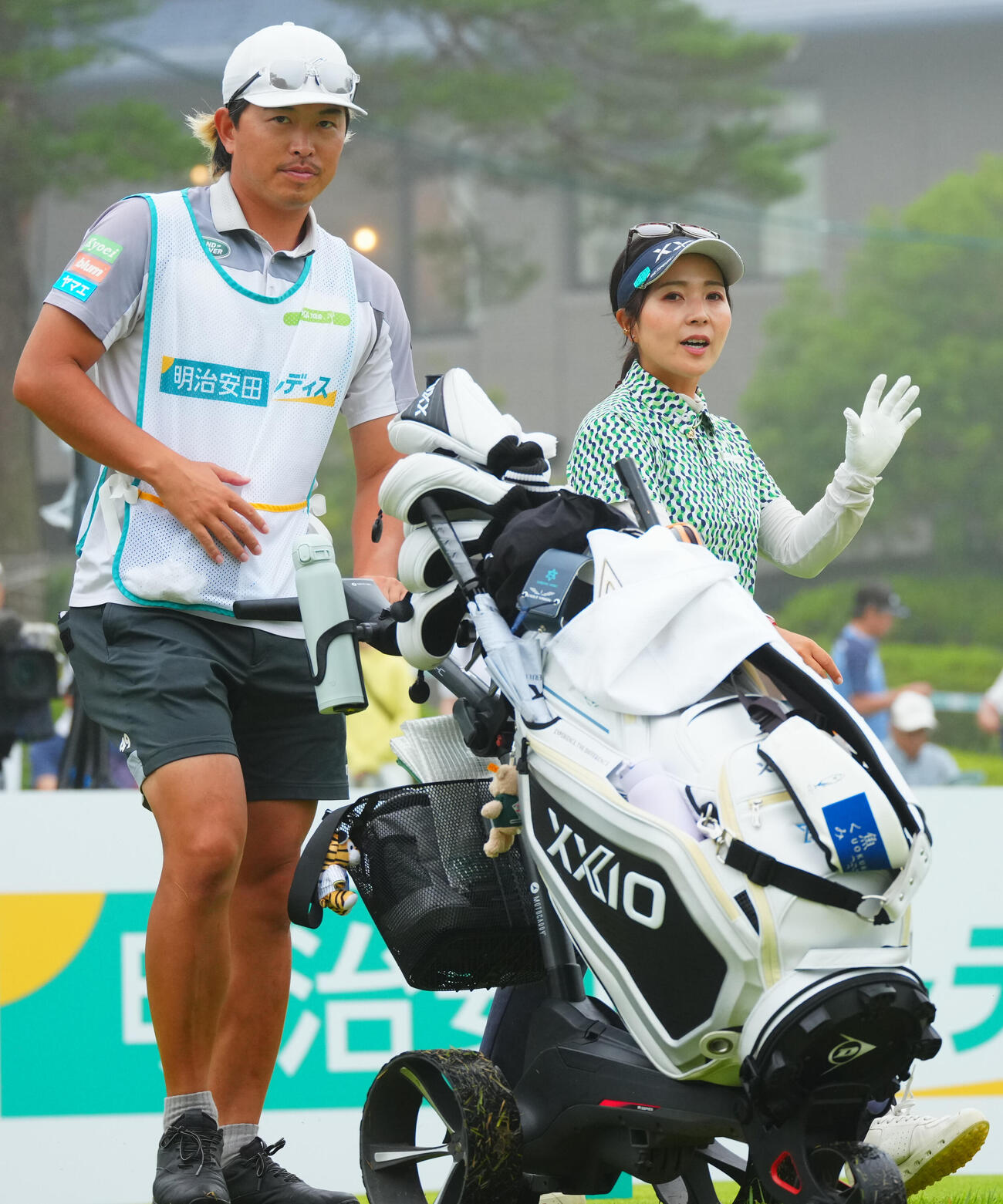 10番、ティーを終え移動する青木瀬令奈（右）と大西翔太キャディ（撮影・垰建太）