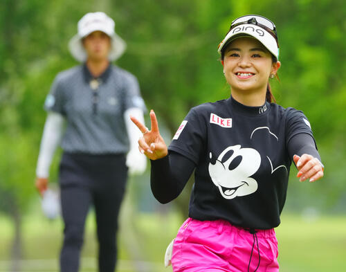 4番、ティーを終え笑顔を見せる藤田かれん（撮影・垰建太）