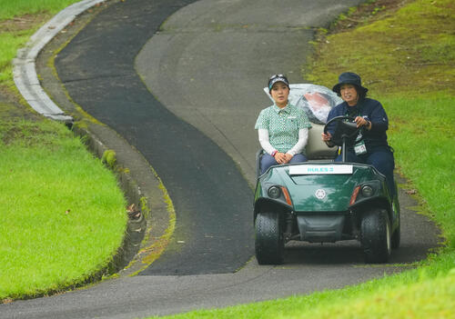 2番を終え途中棄権の青木瀬令奈（左）はカートに乗って引き揚げる（撮影・垰建太）