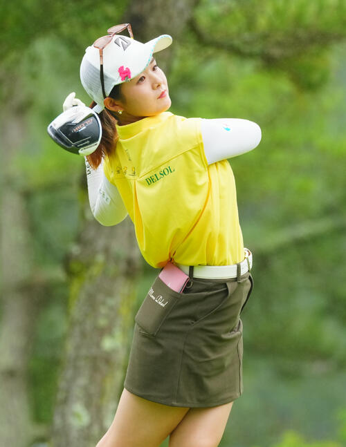 4番、ティーショットを放つ川崎春花（撮影・垰建太）