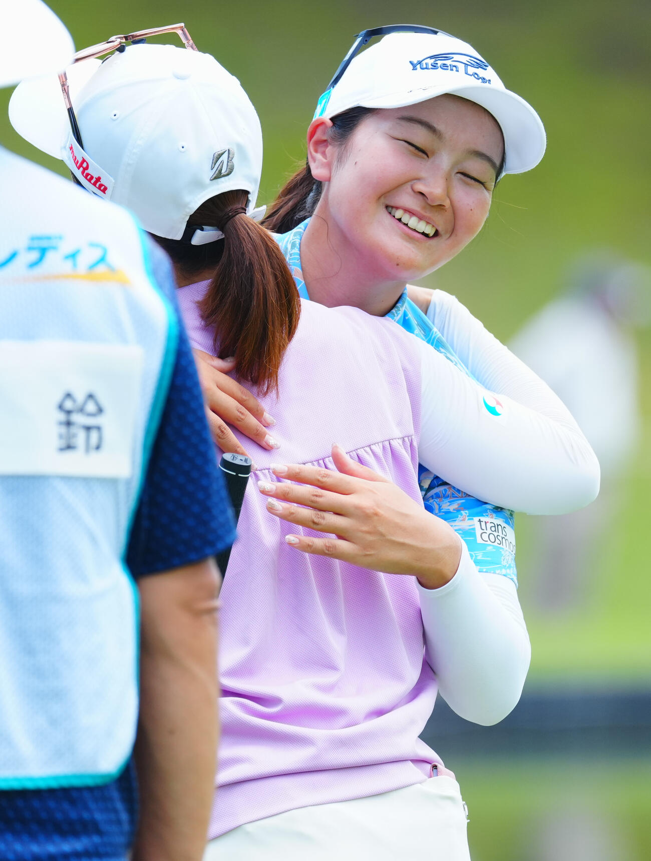 9番を終え同組の選手たちと笑顔でハグを交わす神谷そら（右）（撮影・垰建太）