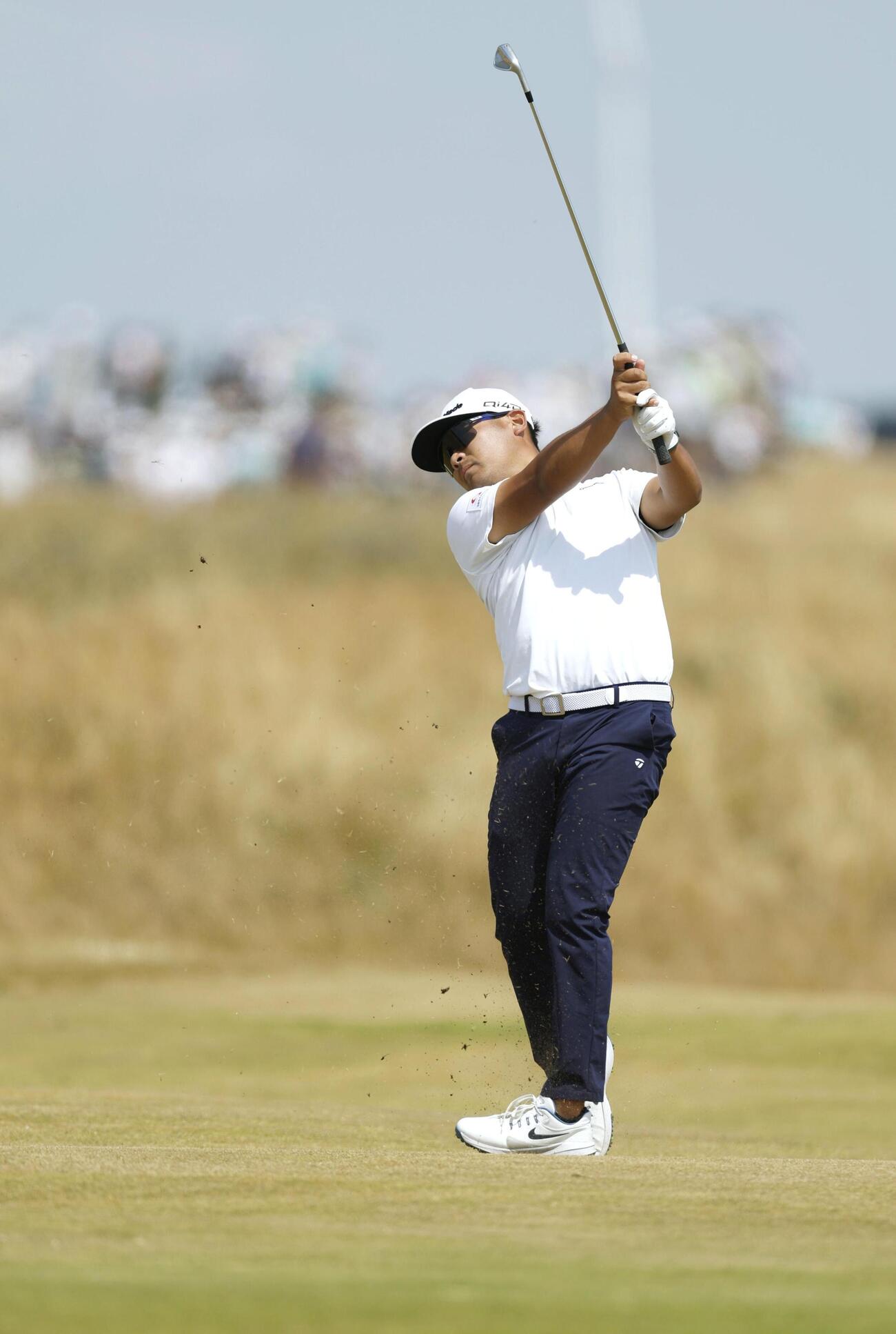 第1ラウンド、16番で第2打を放つ久常涼＝ロイヤルバークデールGC（共同）