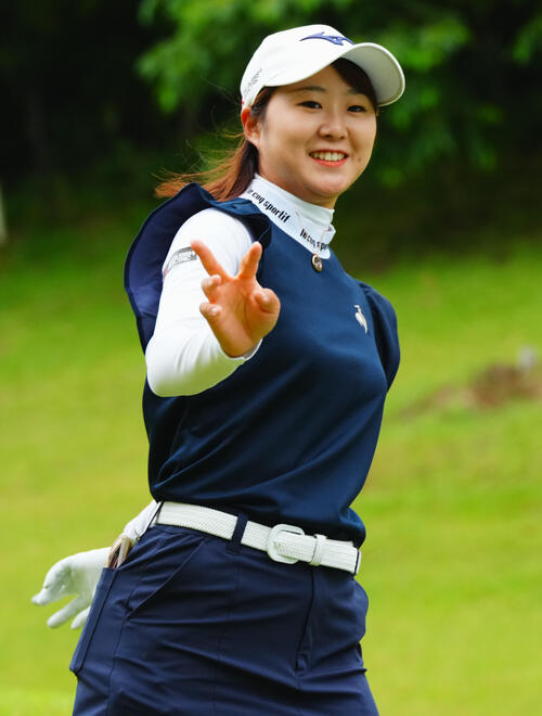 2番、ティーを終え笑顔を見せる稲垣那奈子（撮影・垰建太）