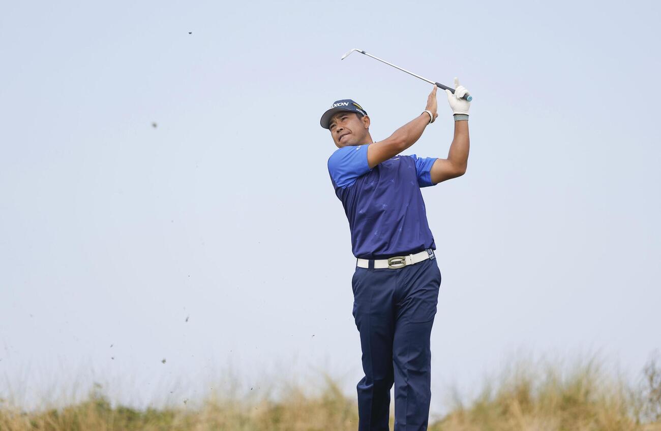 第3ラウンド、12番でティーショットを放つ松山英樹＝ロイヤルバークデールGC（共同）