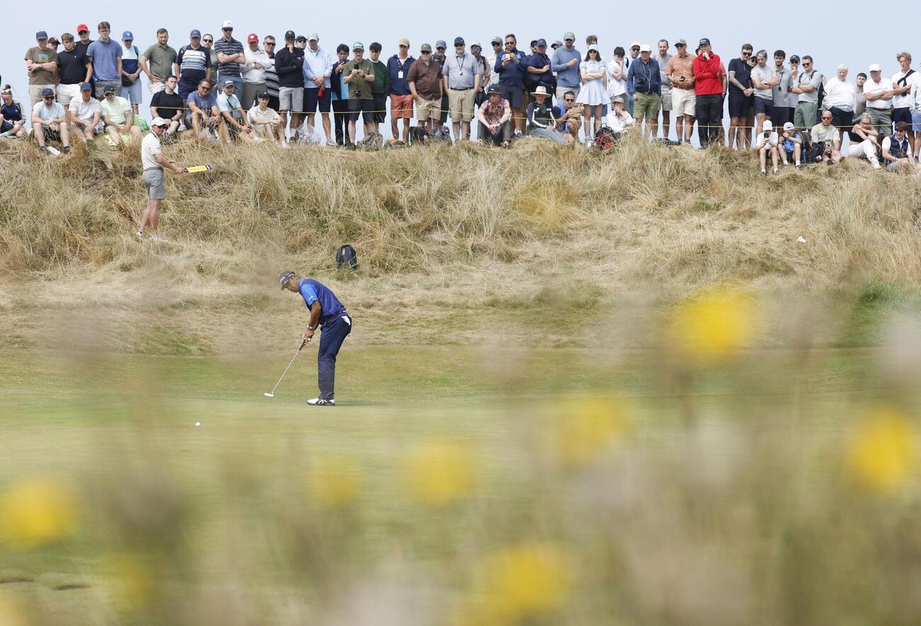 第3ラウンド、10番でバーディーパットを決める松山英樹＝ロイヤルバークデールGC（共同）