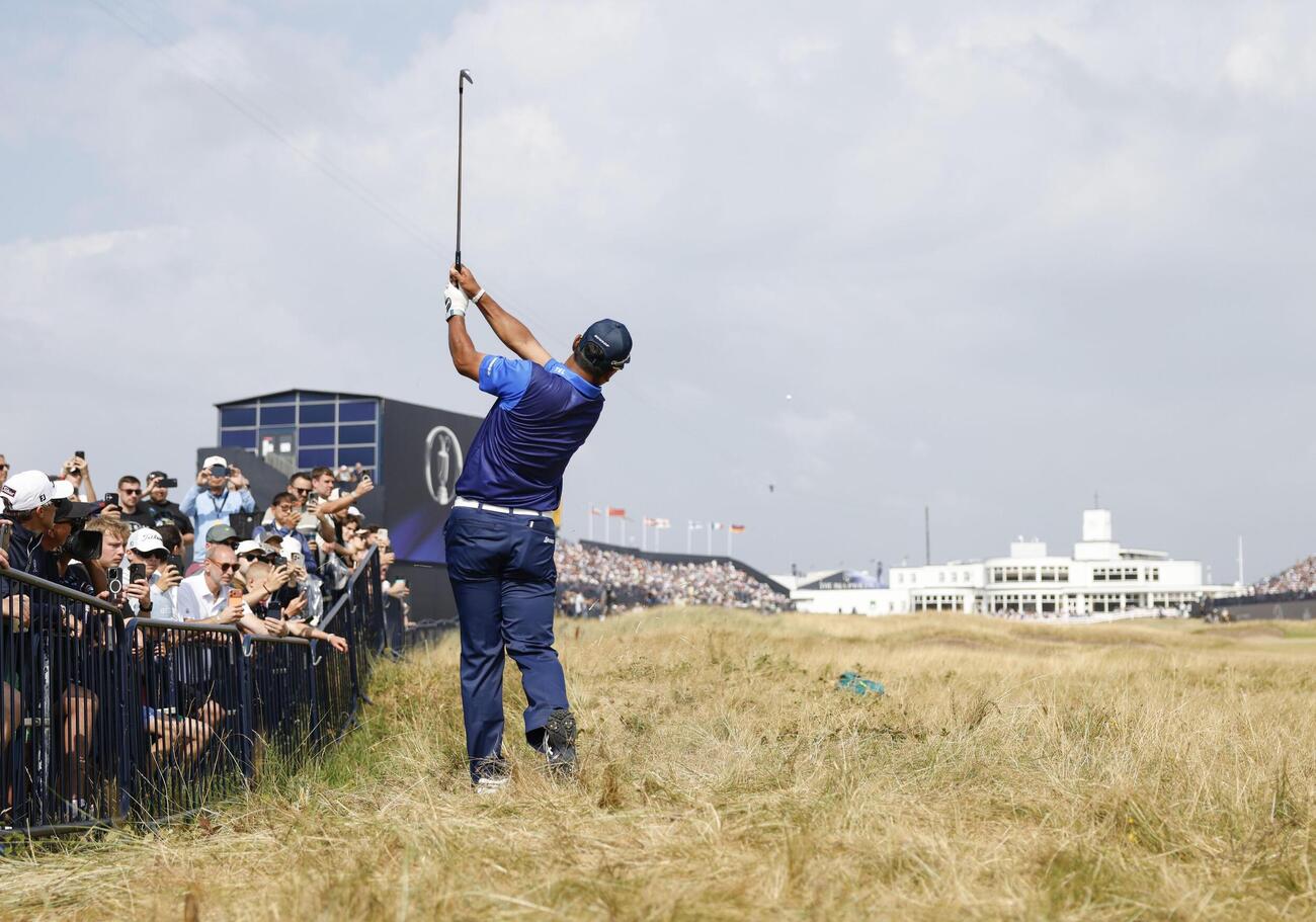 第3ラウンド、18番で第2打を放つ松山英樹＝ロイヤルバークデールGC（共同）