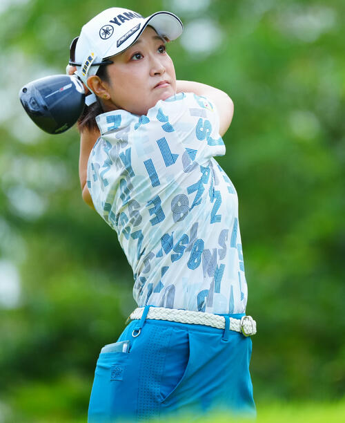 2番、ティーショットを放つ高木優奈(撮影・垰建太)