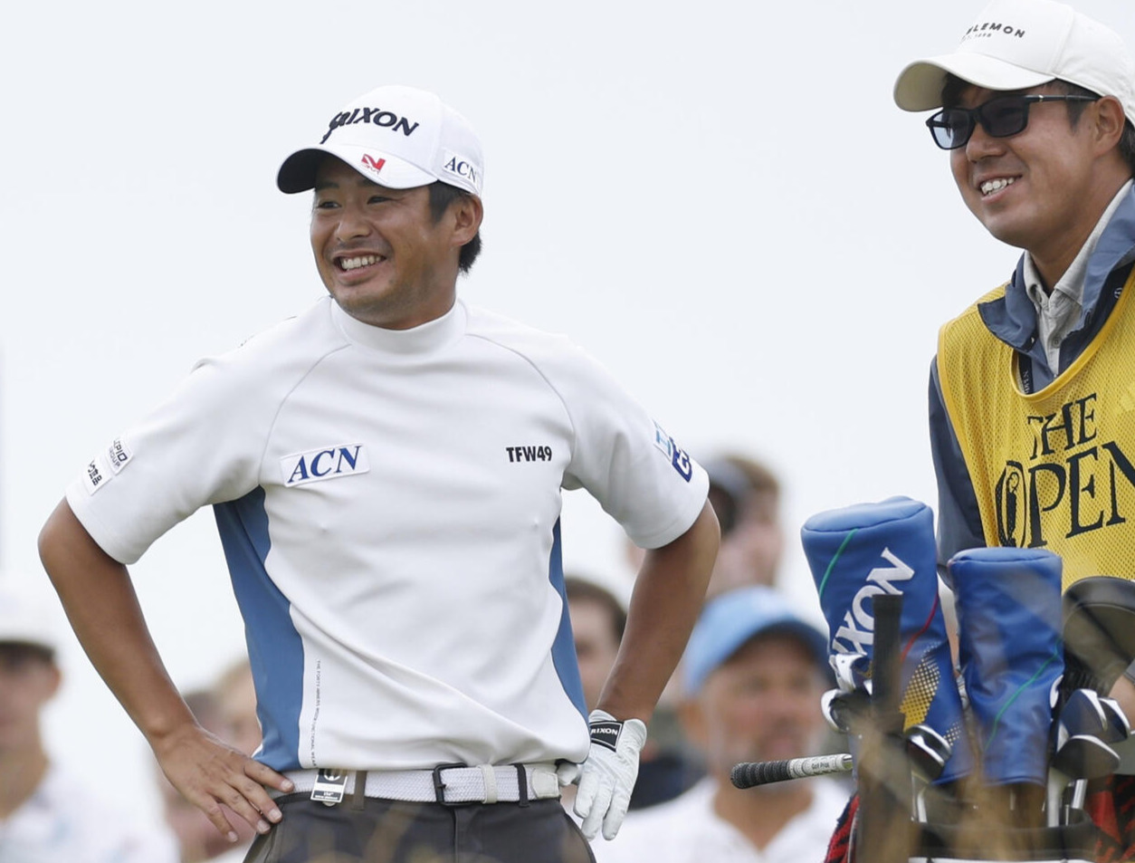 第3ラウンド、7番でティーショットを放ち笑顔の片岡尚之（左）。通算1オーバーで58位（共同）