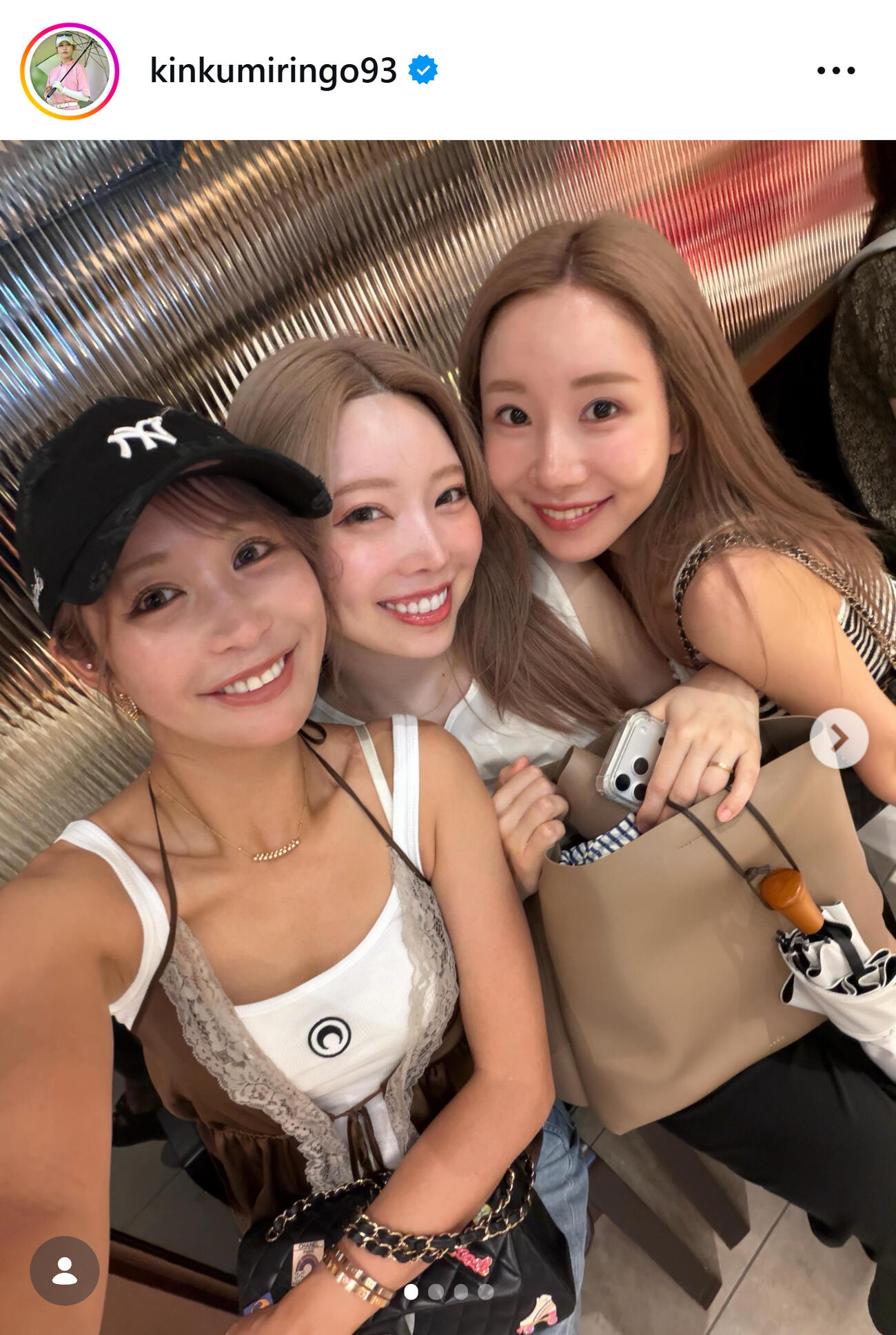白キャミ姿の金田久美子（金田久美子のインスタグラムから）
