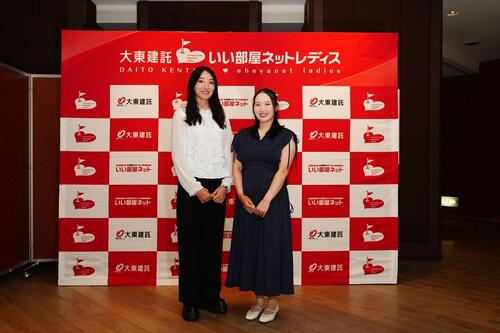 脇元華（左）と小祝さくら（大会提供）