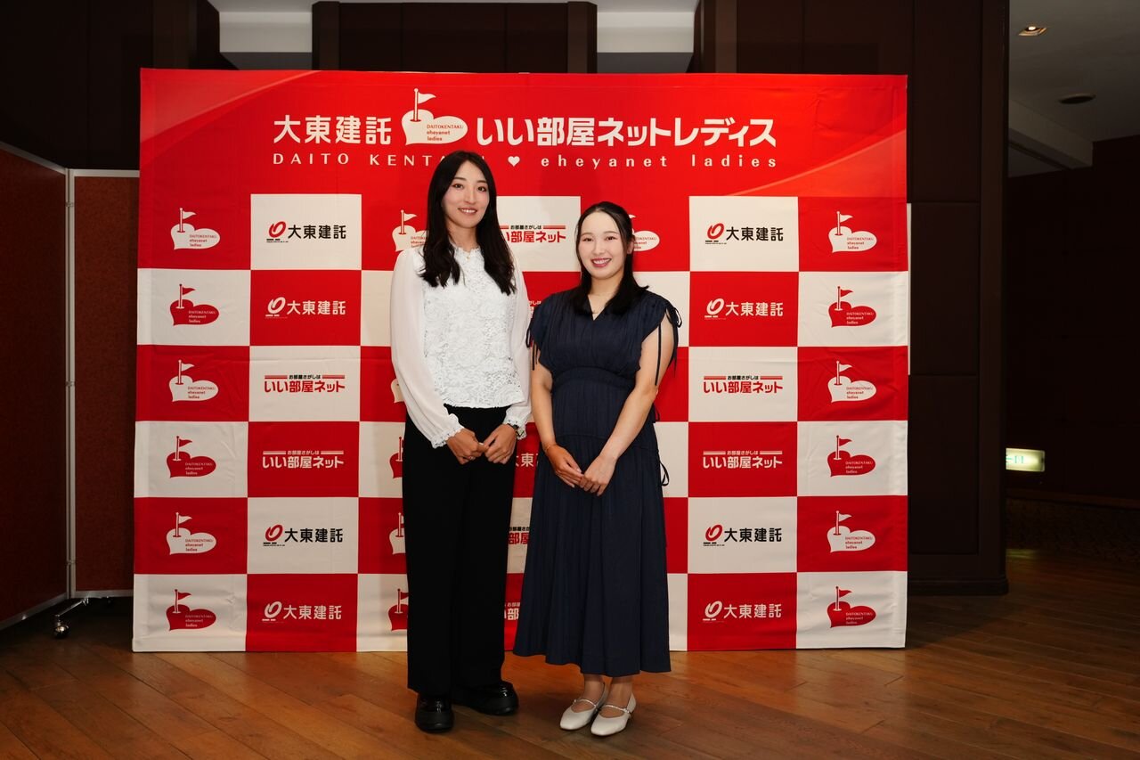 脇元華（左）と小祝さくら（大会提供）