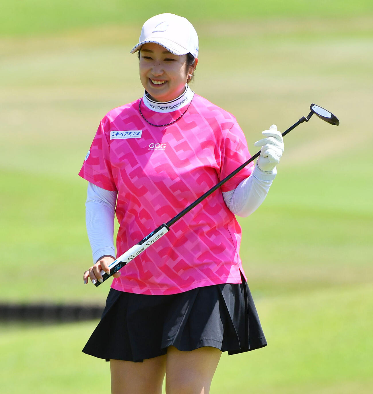 18番、グリーンで笑顔を見せる阿部未悠（撮影・岩下翔太）