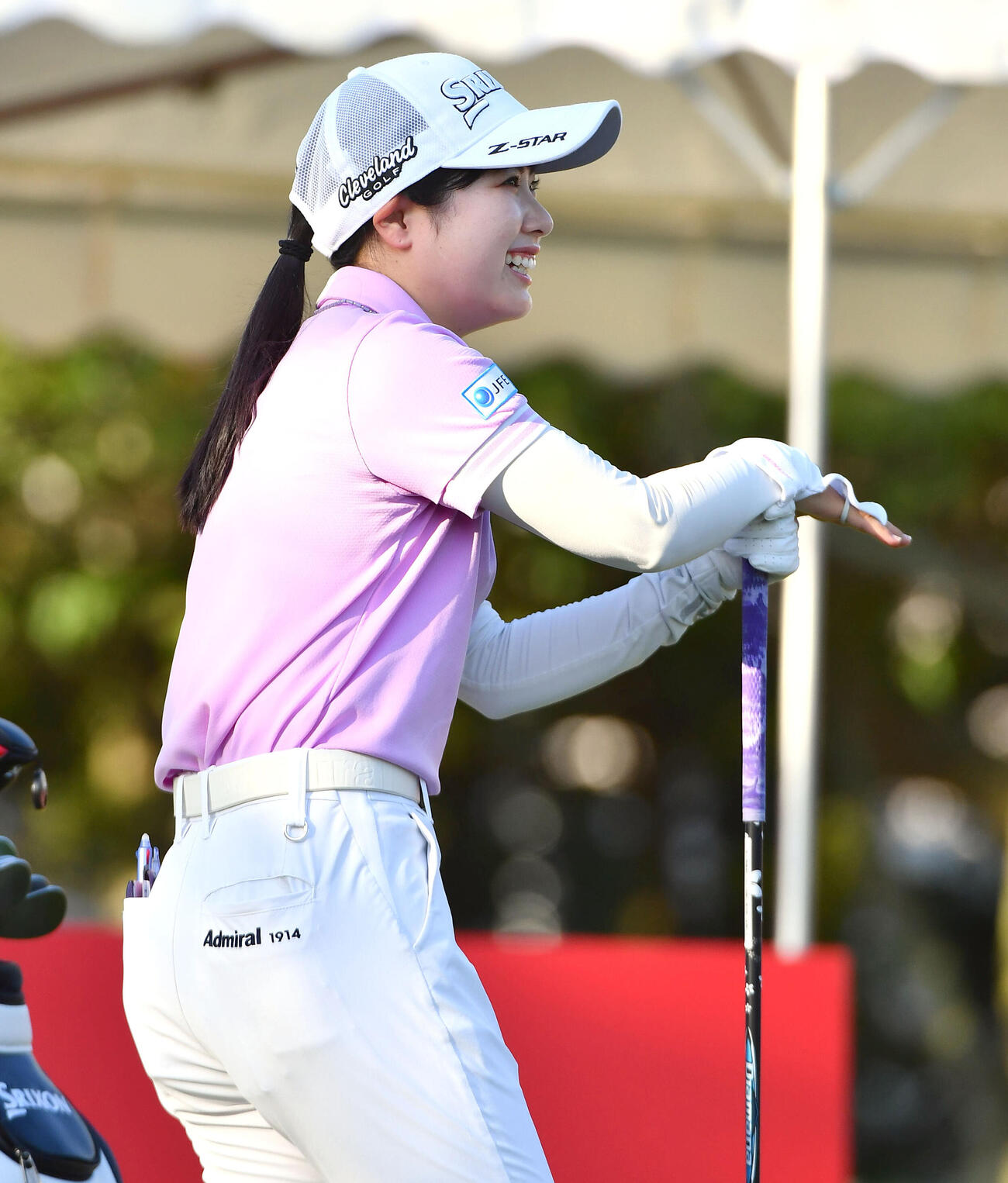 10番、ティーイングエリアで笑顔を見せる尾関彩美悠（撮影・岩下翔太）