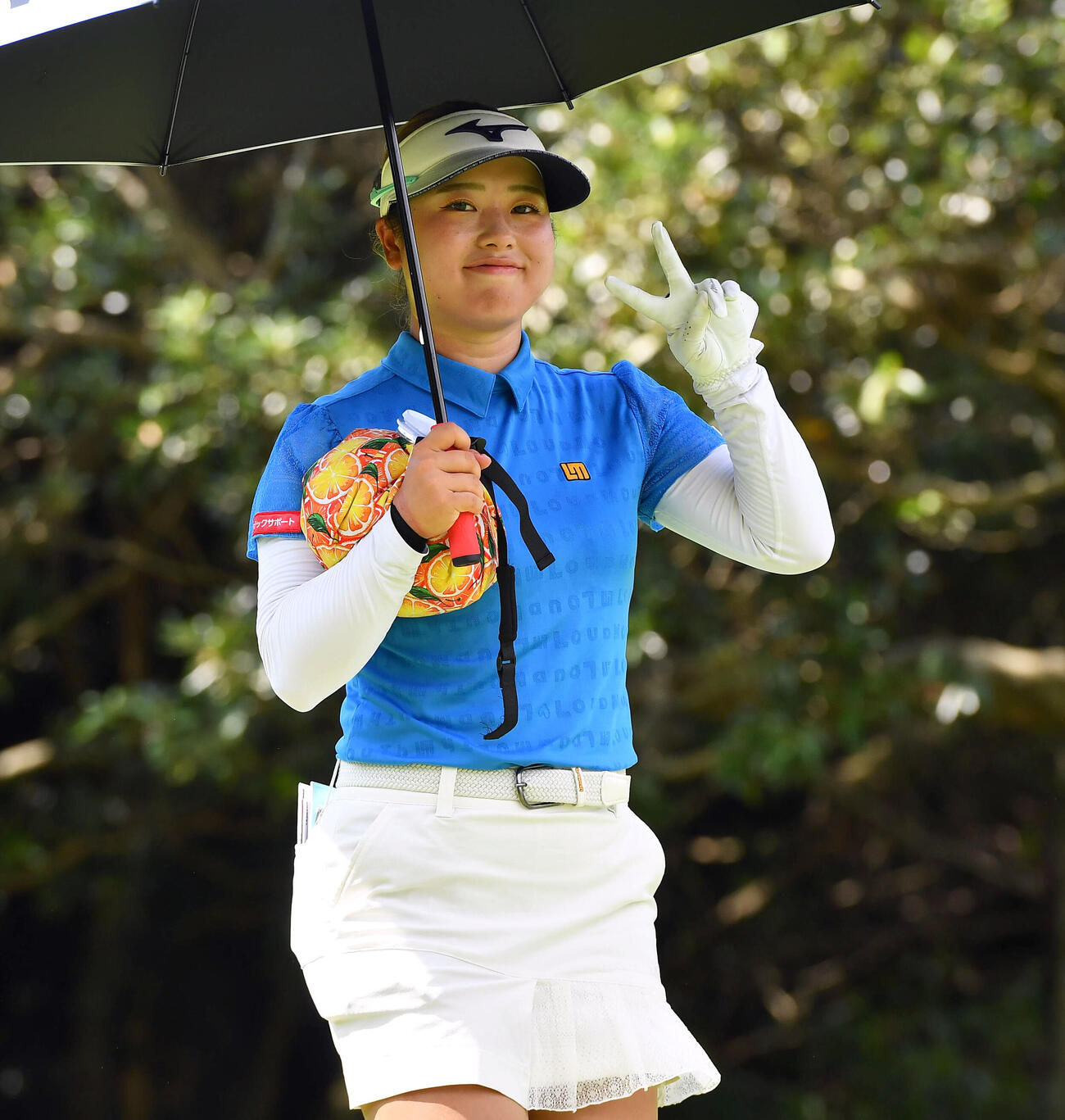 11番、カメラにピースサインを見せる仲村果乃（撮影・岩下翔太）