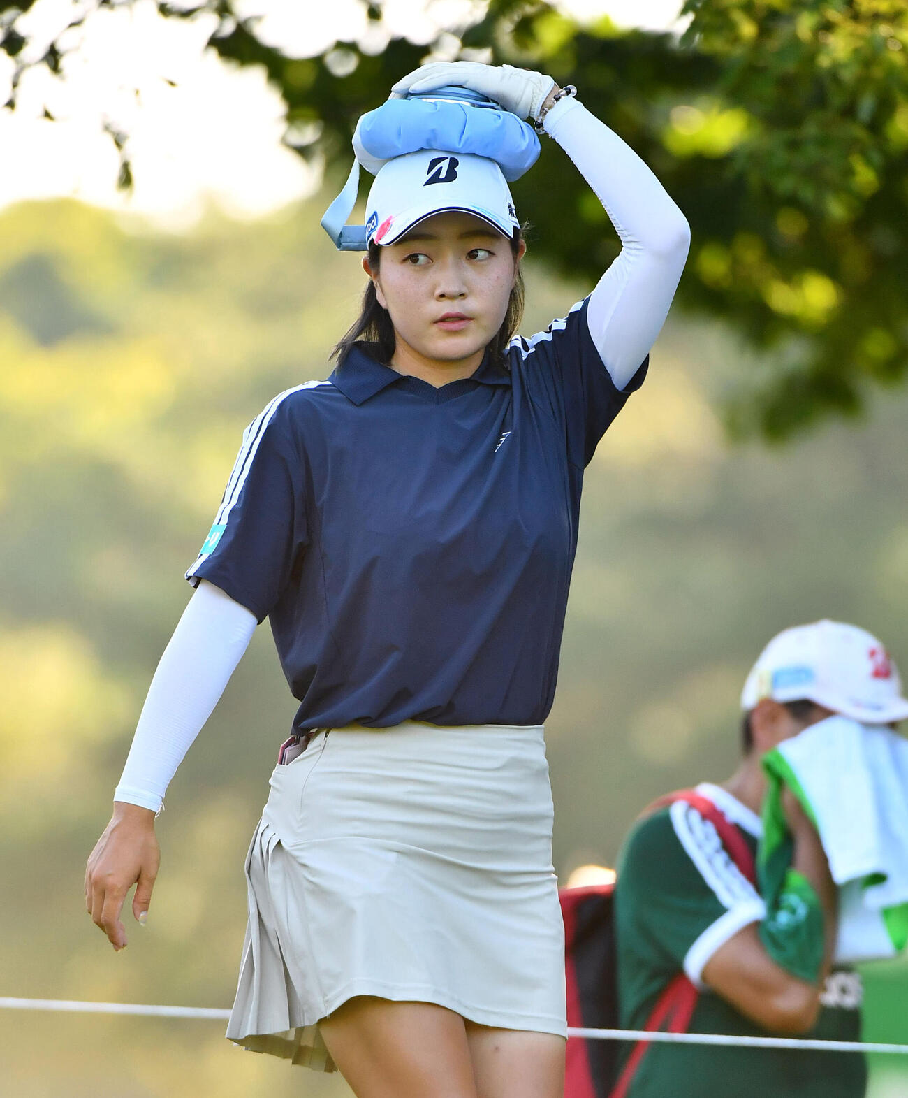 13番、頭に氷のうを乗せて移動する佐藤心結（撮影・岩下翔太）