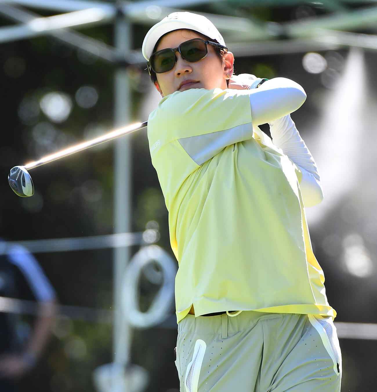 12番、ティーショットを放つ成田美寿々（撮影・岩下翔太）