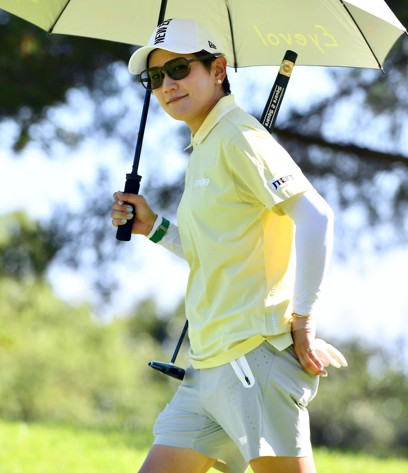 12番、笑顔を見せながら移動する成田美寿々（撮影・岩下翔太）