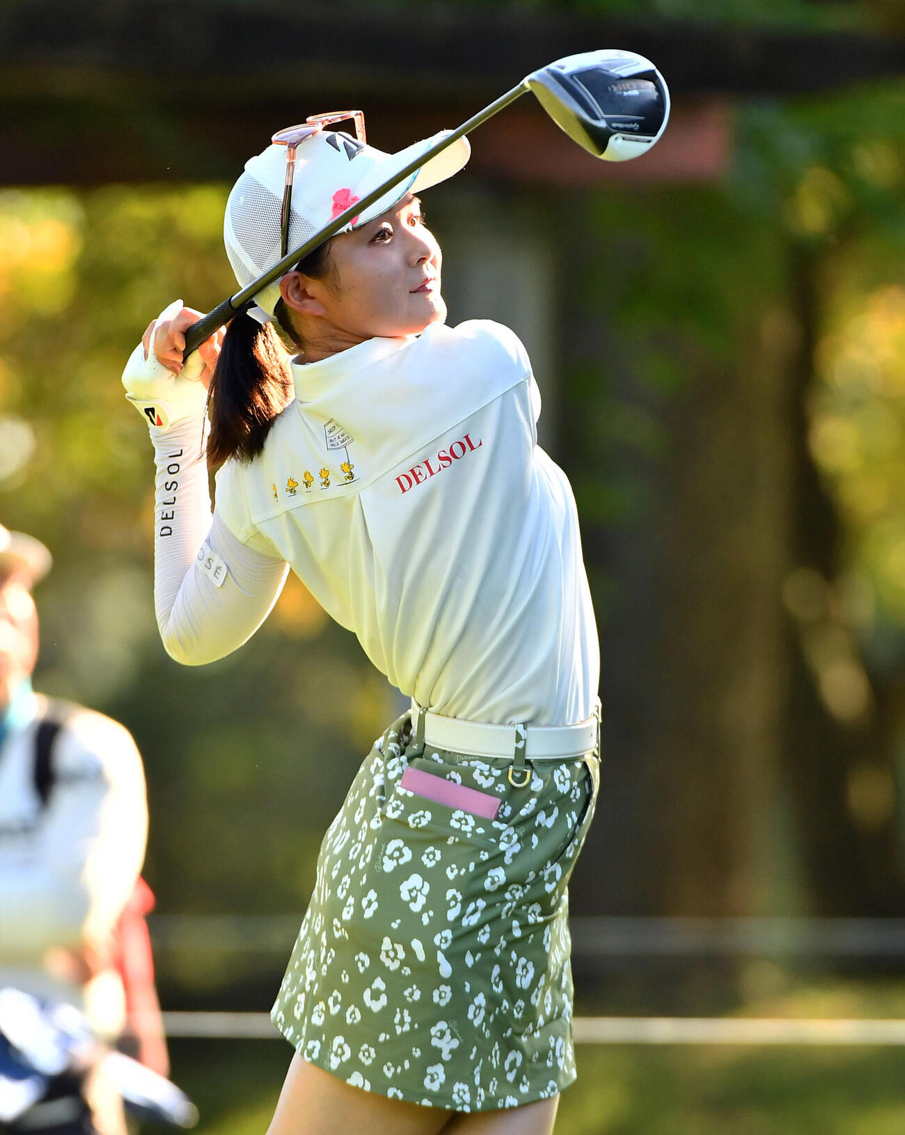 13番、ティーショットを放つ川崎春花（撮影・岩下翔太）