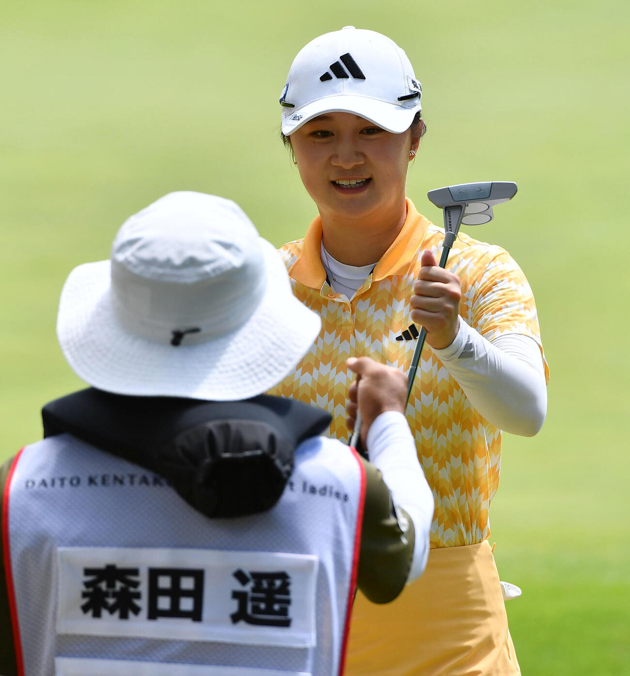 10番、バーディーパットを決め、キャディーとグータッチを交わす森田遥（撮影・岩下翔太）