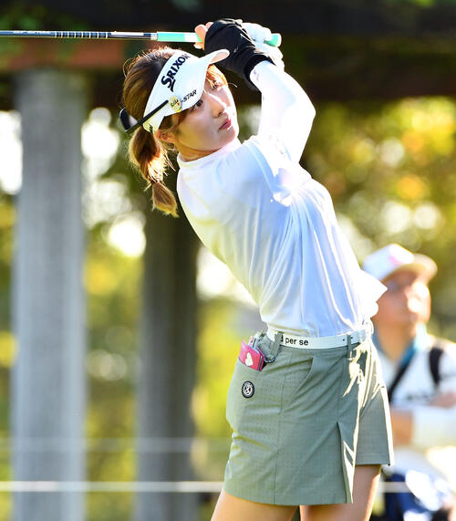 13番、ティーショットを放つ都玲華（撮影・岩下翔太）