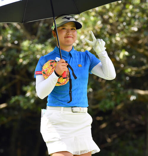 11番、カメラにピースサインを見せる仲村果乃（撮影・岩下翔太）