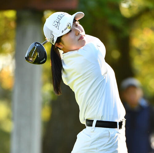 13番、ティーショットを放つ尾関彩美悠（撮影・岩下翔太）