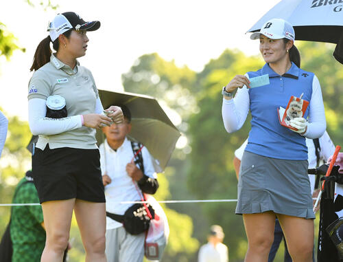 13番、ティーショットを待つ間に話し合う大里桃子（左）と渡辺彩香（撮影・岩下翔太）