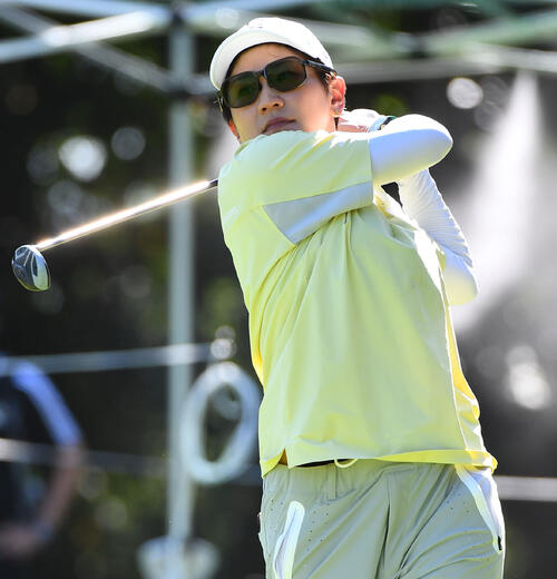 12番、ティーショットを放つ成田美寿々（撮影・岩下翔太）