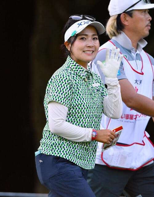 13番、カメラに手を振りながら移動する青木瀬令奈（撮影・岩下翔太）