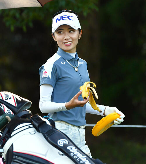13番、ケースからバナナを取り出す安田祐香（撮影・岩下翔太）