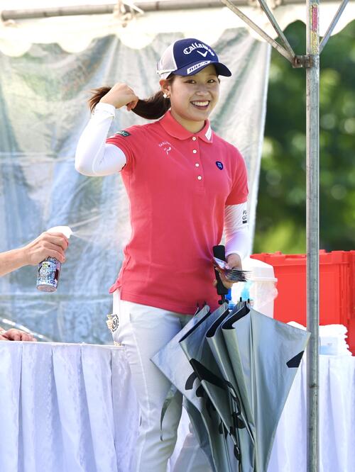 北海道meijiカッププロアマ戦　冷却スプレーをかけてもらう吉田鈴（撮影・宮地輝）