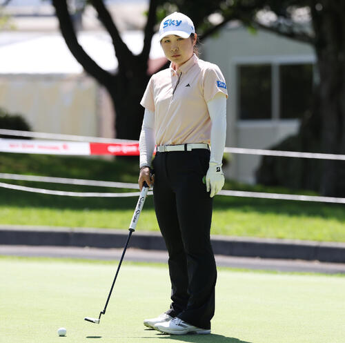 北海道meijiカッププロアマ戦　パター練習する荒木優奈（撮影・宮地輝）